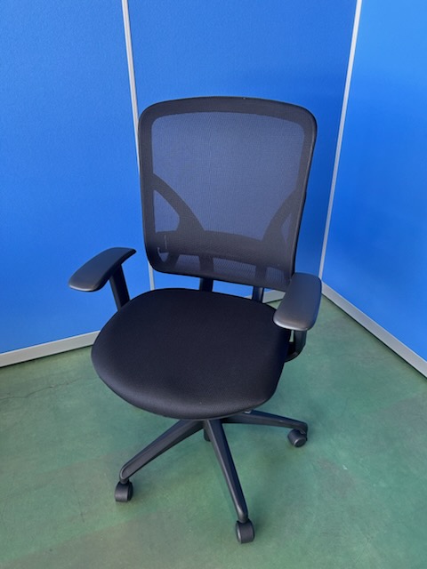 イナバ　イエラ　可動肘　ブラック　ランバーサポート付　オフィスチェア［449］