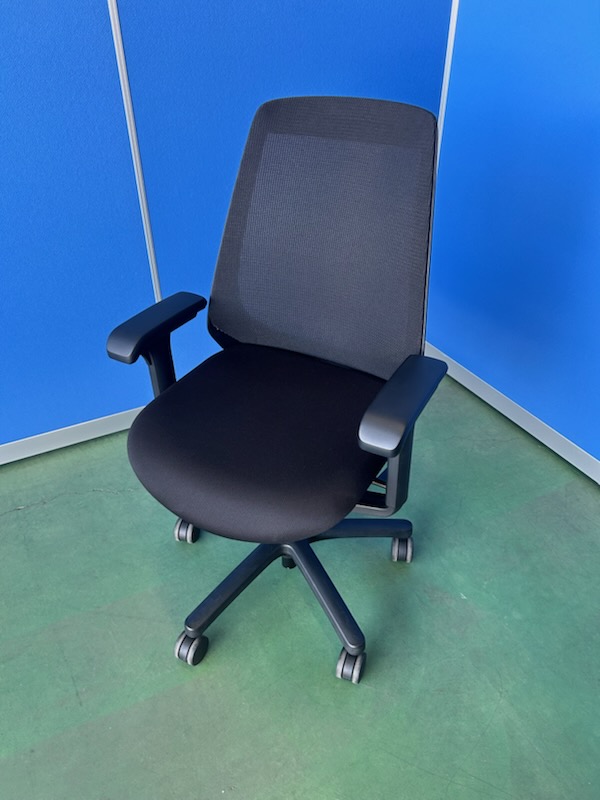 イトーキ　ノナ　アジャスタブル肘　ブラック　オフィスチェア［451］