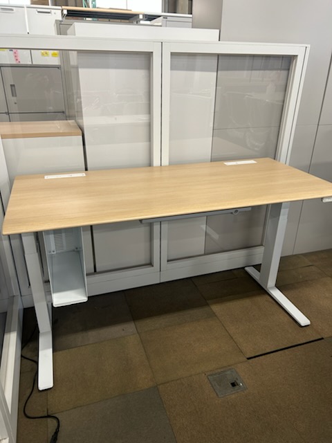 オカムラ　スイフト　電動昇降デスク　W1550　ネオウッドライト［469］