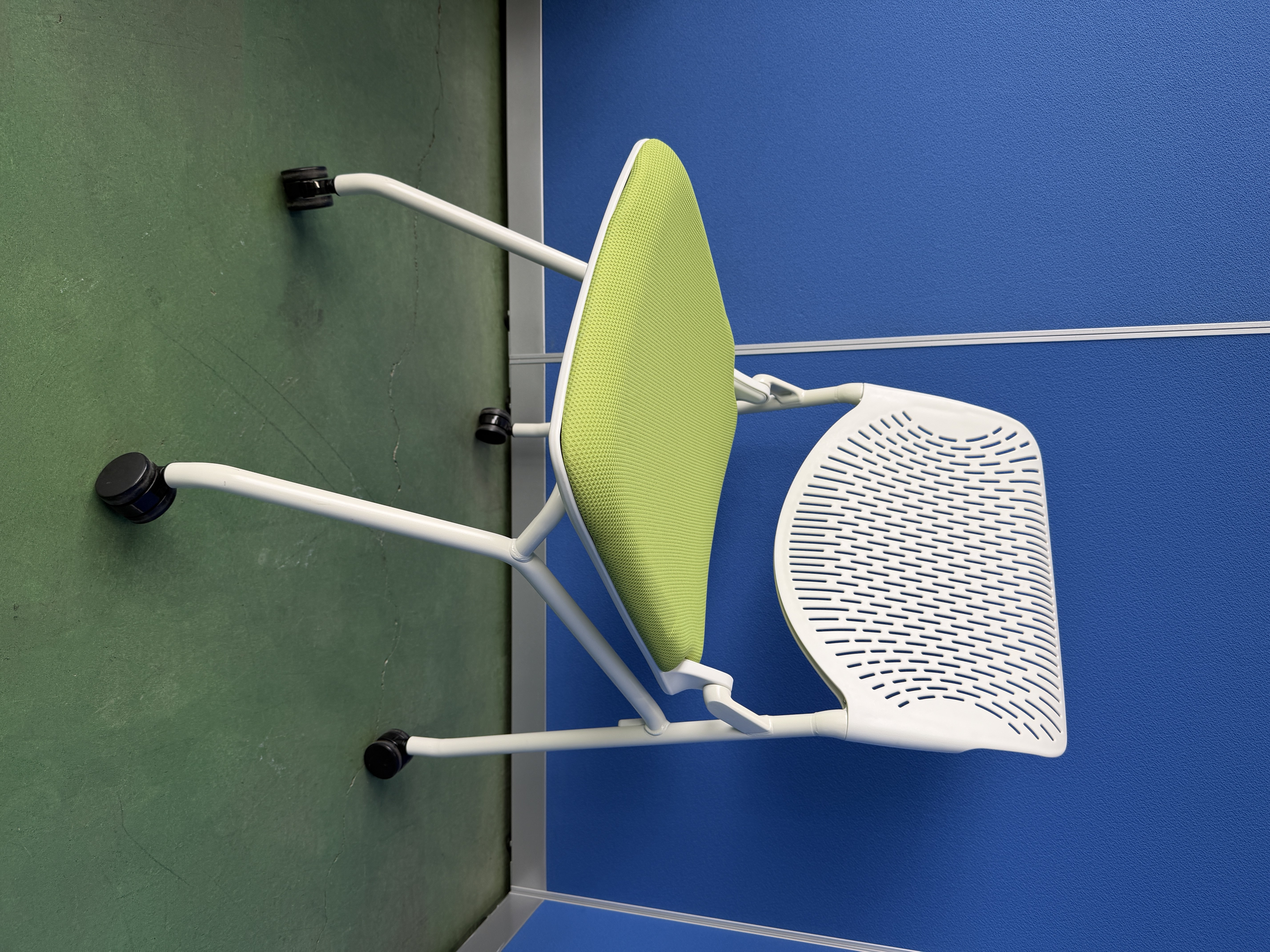 【4脚セット】 オカムラ　ルナ　ライムグリーン　ミーティングチェア［493］