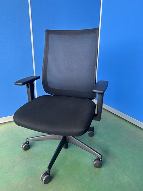 コクヨ　ベゼル　可動肘　ブラック　オフィスチェア［499］