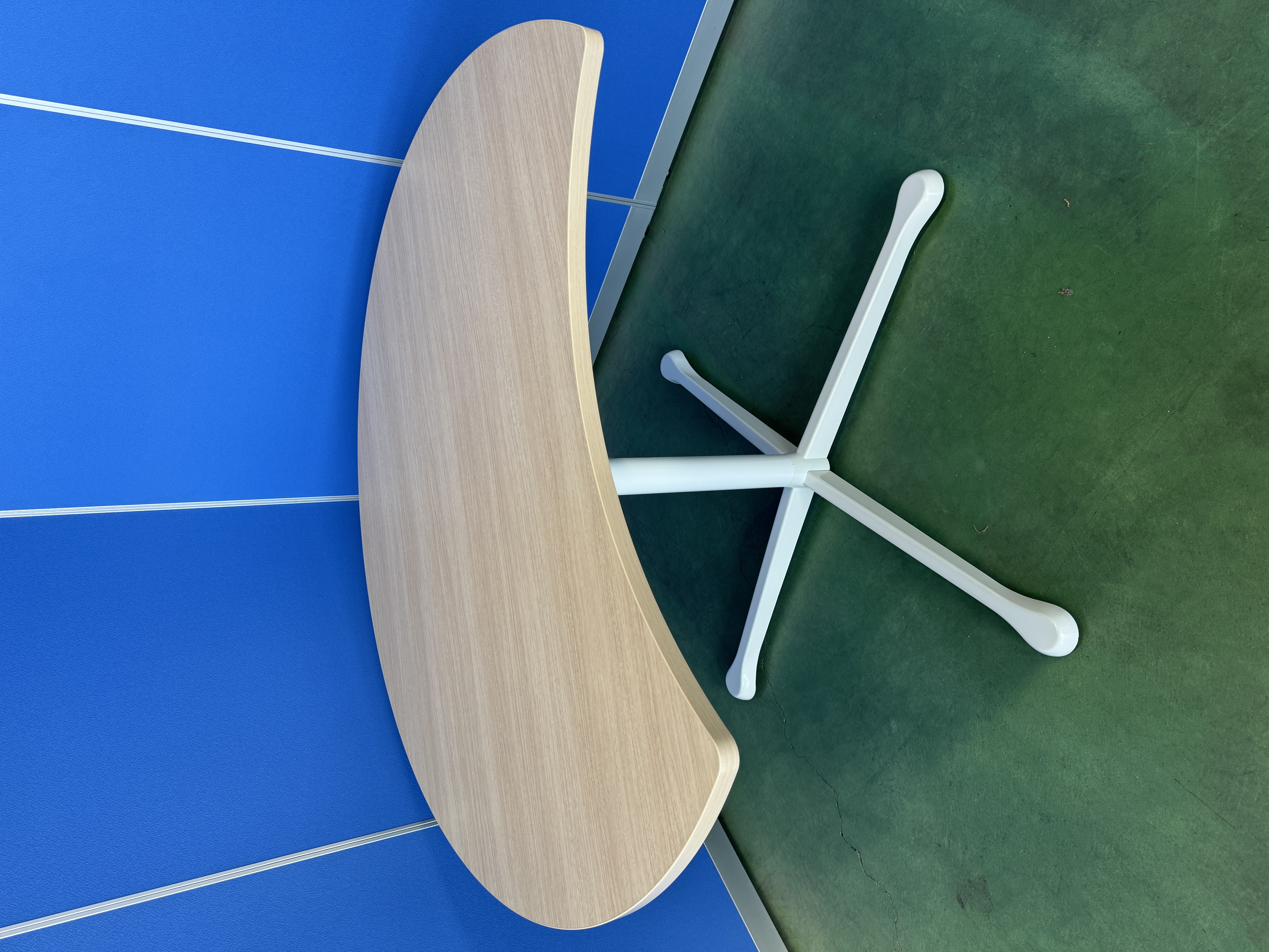 オカムラ　アクティアフェロー　ムーンタイプ　ネオウッドライト　テーブル