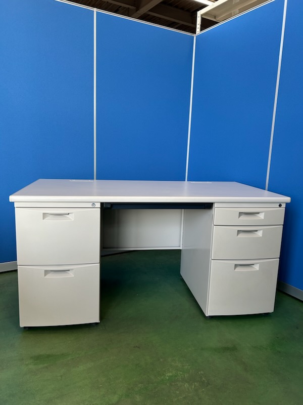 イトーキ　CZシリーズ　W1400　両袖机　ホワイトグレー　オフィスデスク　※少々難あり