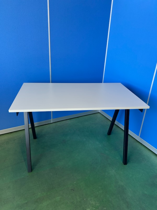 IKEA　TROTTEN　W1200　ベージュ　テーブル