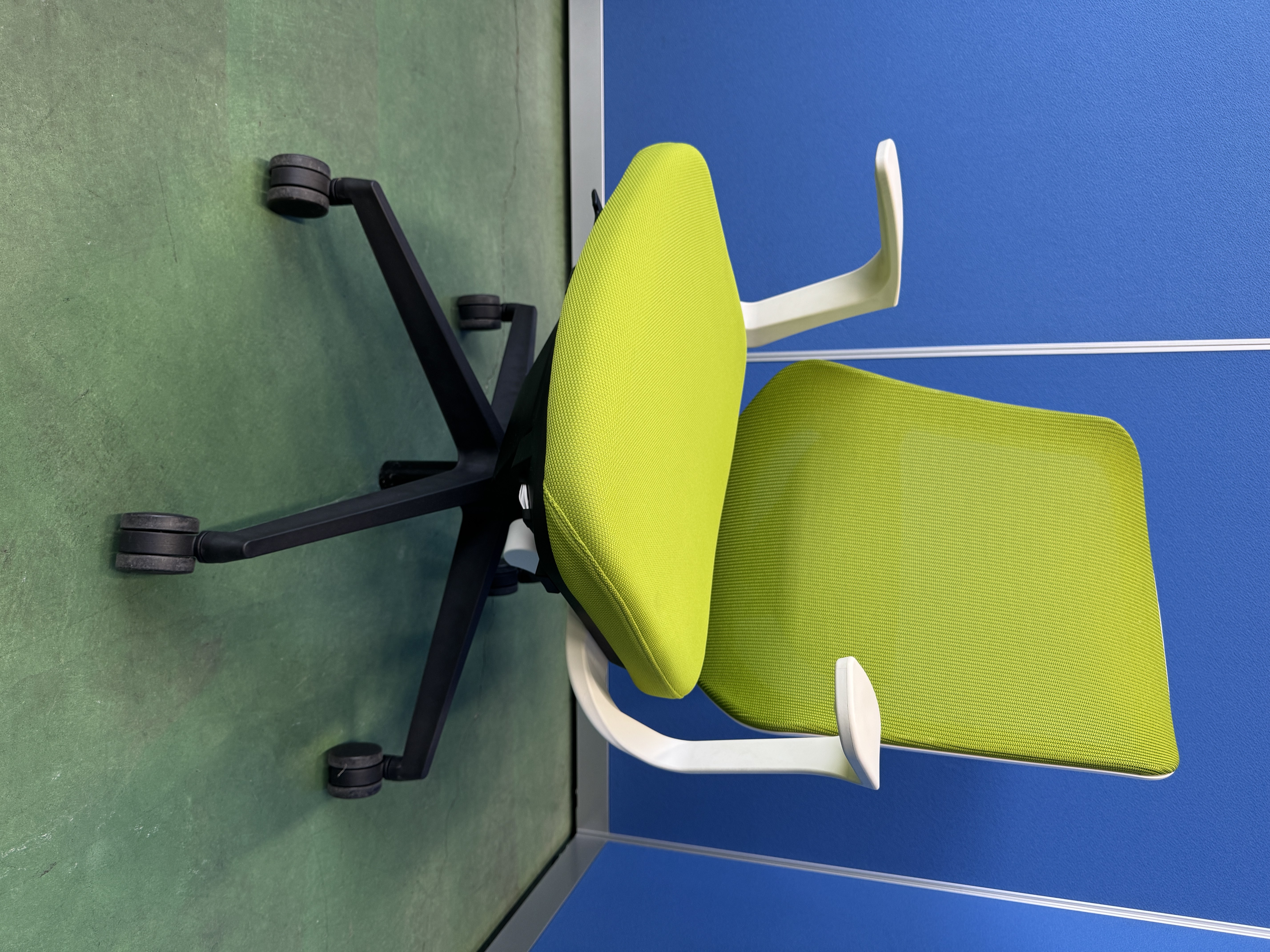 ナイキ　セリフト　固定肘　ランバーサポート付　グリーン　オフィスチェア