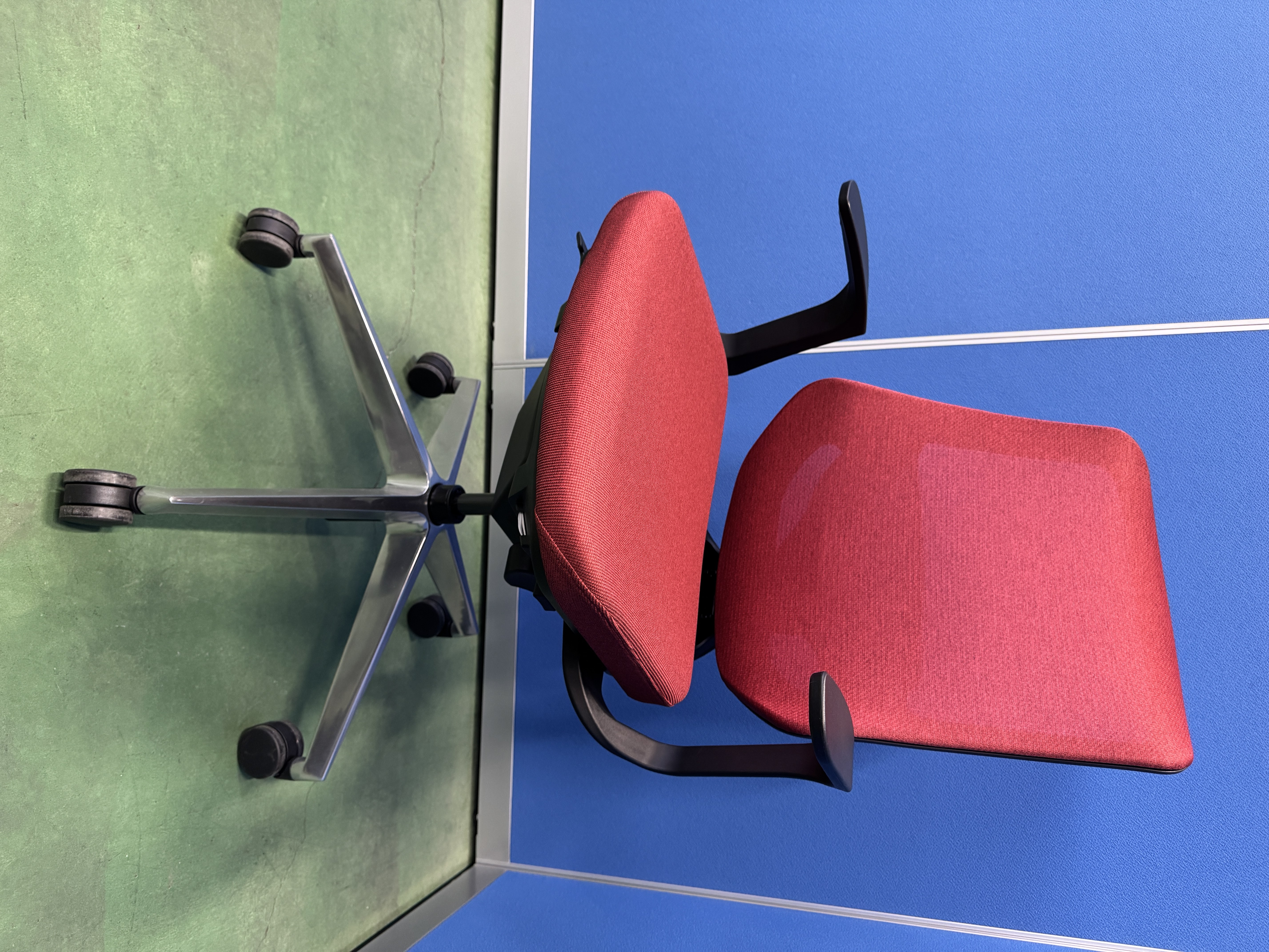 ナイキ　セリフト　固定肘　ランバーサポート付　パーシアンレッド　オフィスチェア