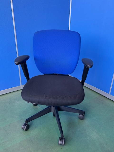 イトーキ　プラオ　アジャスタブル肘　ブルー　オフィスチェア